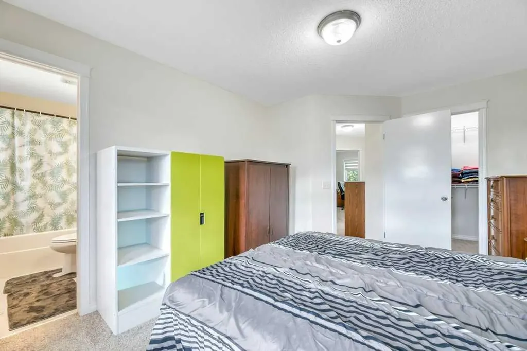 175 Prestwick Villas SE Calgary AB T2Z 4S3