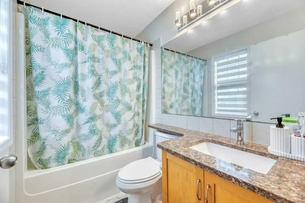 175 Prestwick Villas SE Calgary AB T2Z 4S3