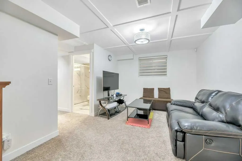 175 Prestwick Villas SE Calgary AB T2Z 4S3