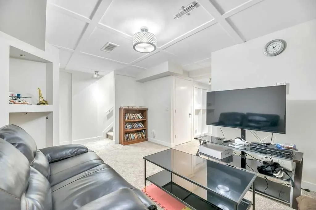 175 Prestwick Villas SE Calgary AB T2Z 4S3