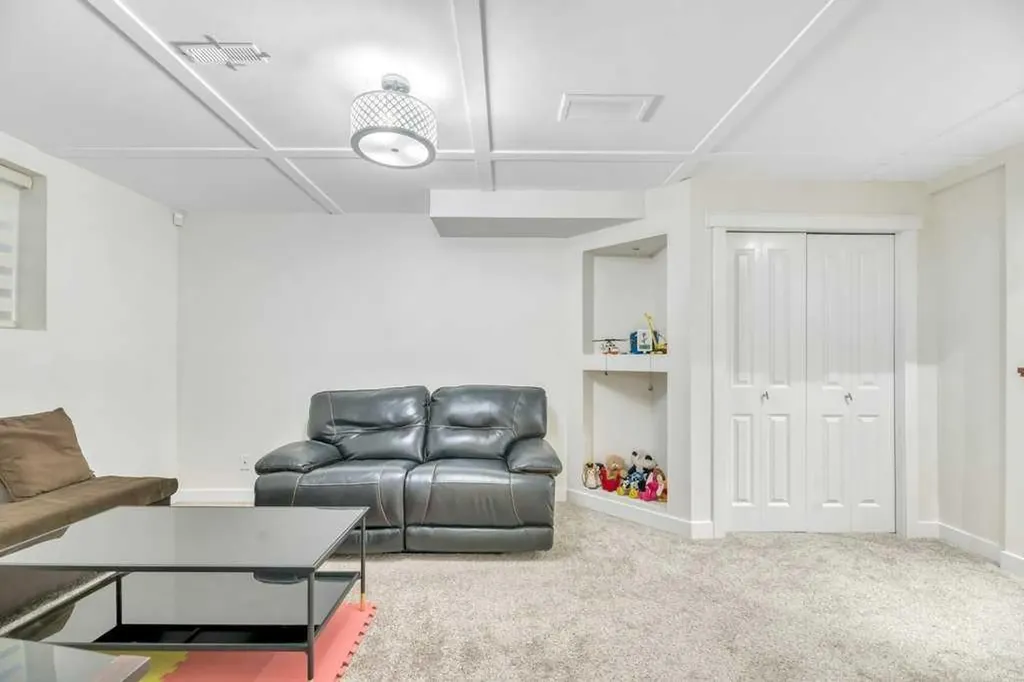 175 Prestwick Villas SE Calgary AB T2Z 4S3