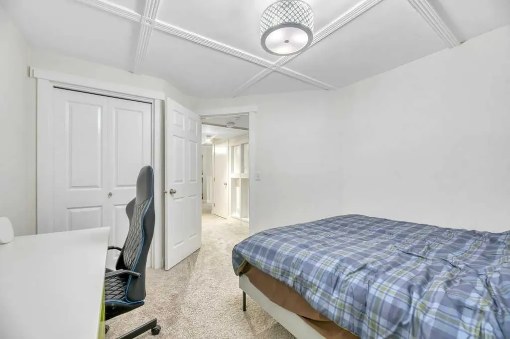 175 Prestwick Villas SE Calgary AB T2Z 4S3