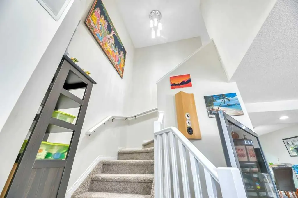 175 Prestwick Villas SE Calgary AB T2Z 4S3