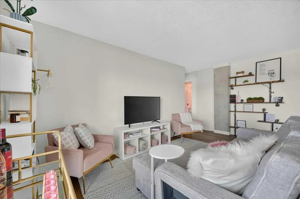 1330 15 Avenue SW Calgary AB T3C 3N7