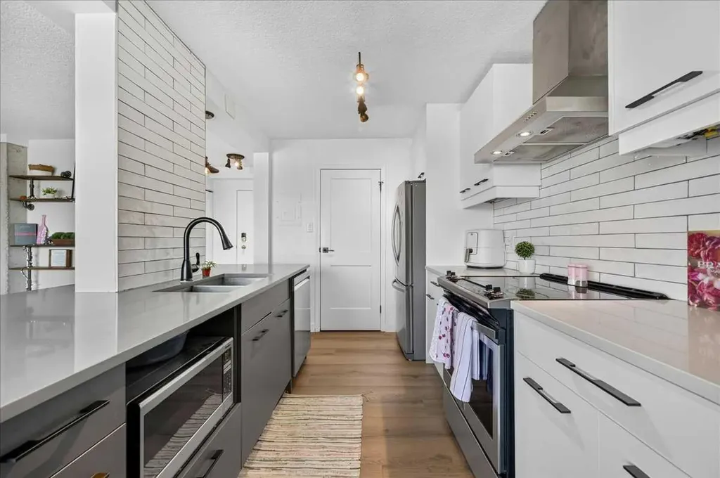 1330 15 Avenue SW Calgary AB T3C 3N7