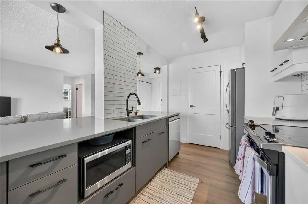 1330 15 Avenue SW Calgary AB T3C 3N7