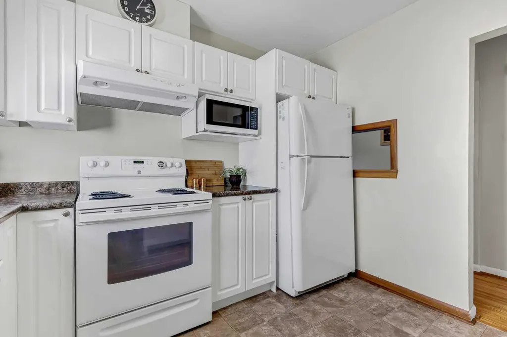 2217/2219 33 Street SW Calgary AB T3E 2S9