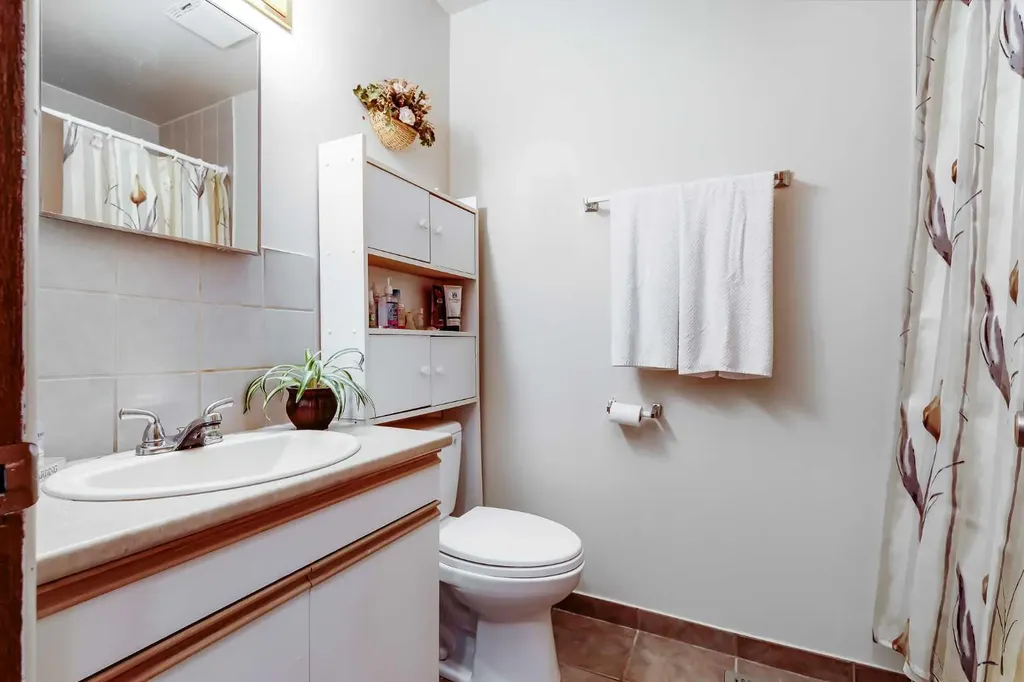 2217 33 Street SW Calgary AB T3E 2S9