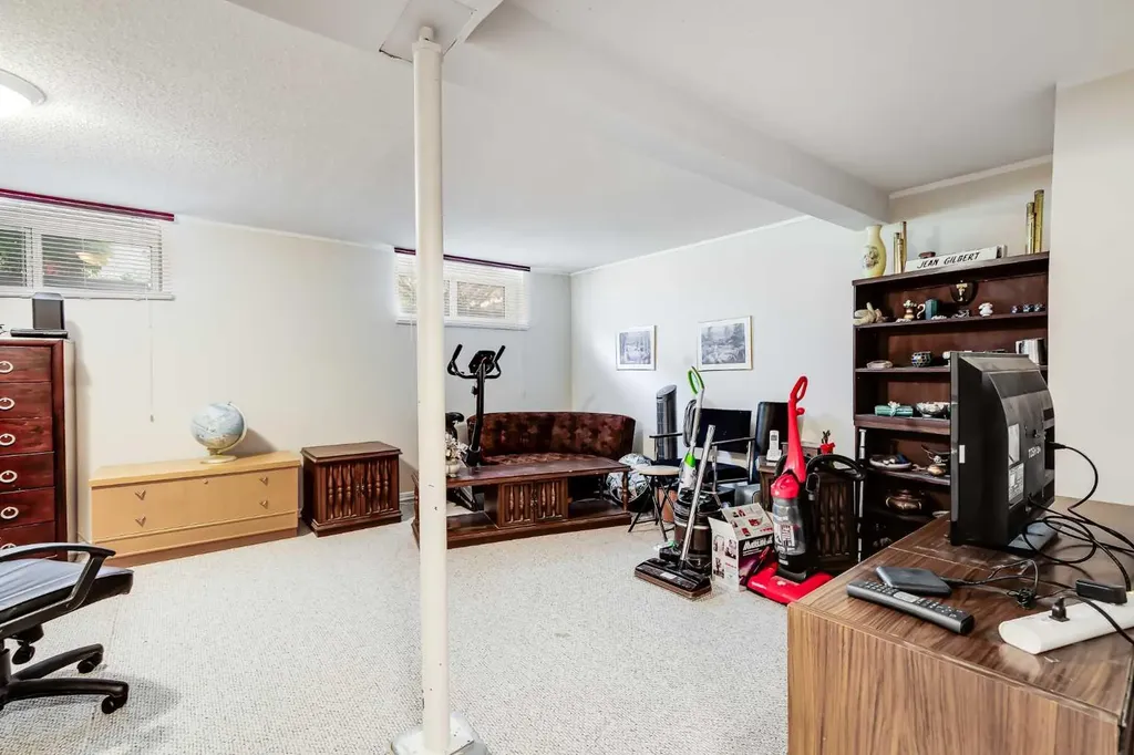 2217/2219 33 Street SW Calgary AB T3E 2S9