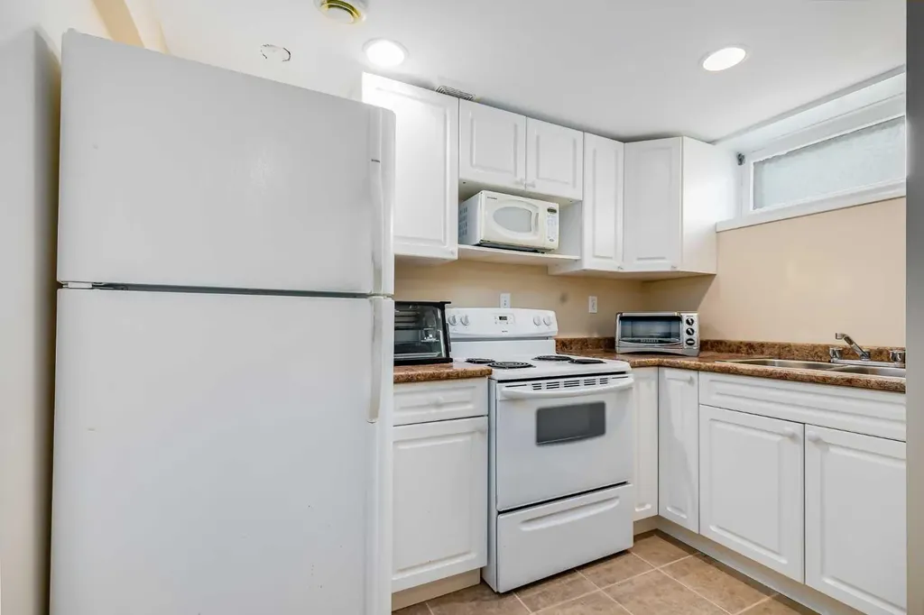 2217 33 Street SW Calgary AB T3E 2S9