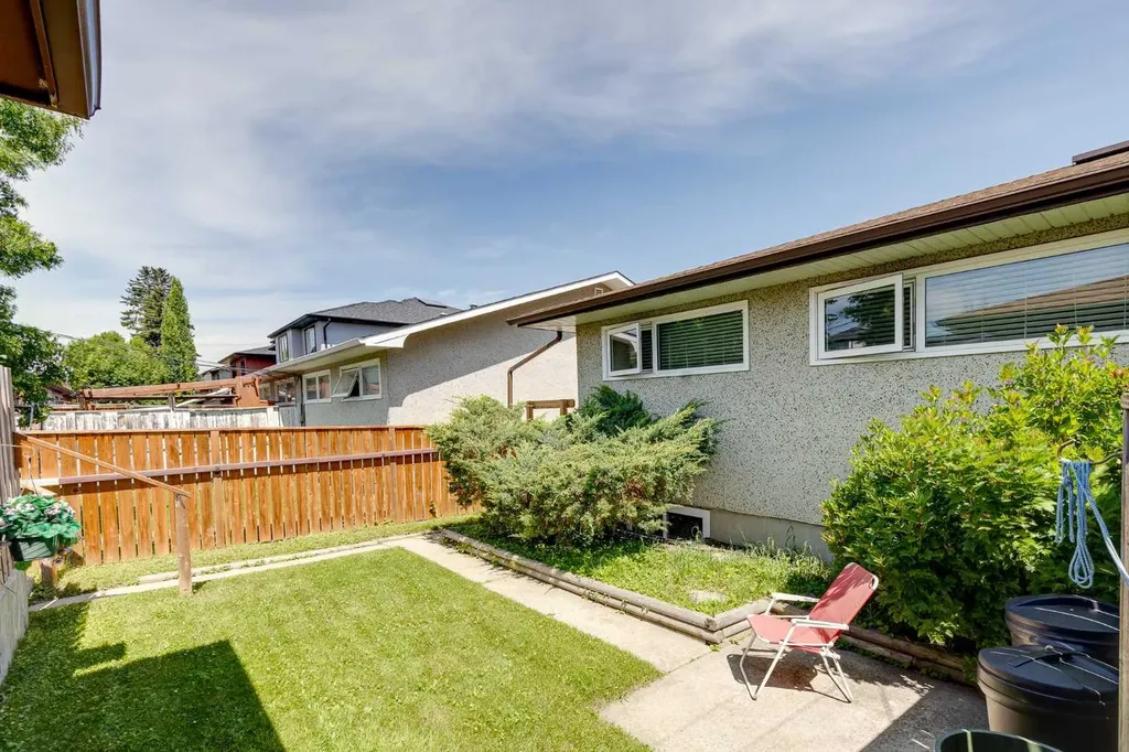 2217/2219 33 Street SW Calgary AB T3E 2S9