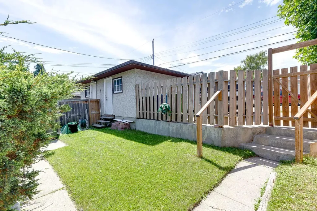 2217 33 Street SW Calgary AB T3E 2S9