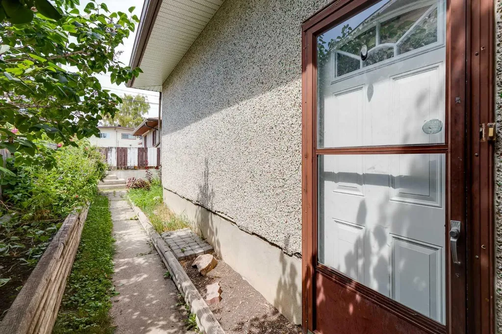2217/2219 33 Street SW Calgary AB T3E 2S9