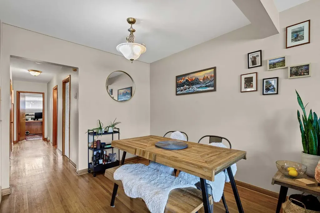 2217 33 Street SW Calgary AB T3E 2S9