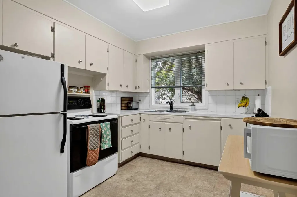2217/2219 33 Street SW Calgary AB T3E 2S9
