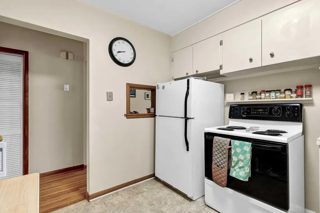 2217 33 Street SW Calgary AB T3E 2S9