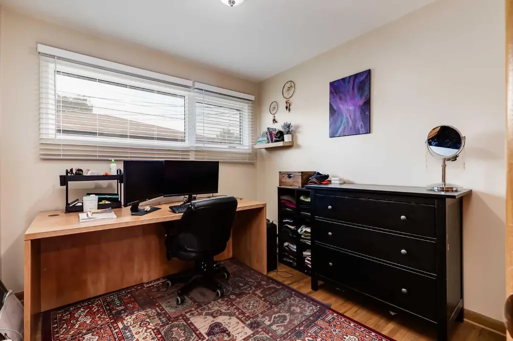 2217 33 Street SW Calgary AB T3E 2S9