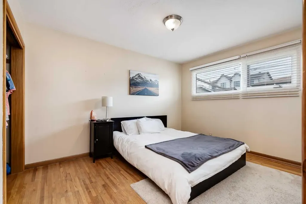 2217/2219 33 Street SW Calgary AB T3E 2S9