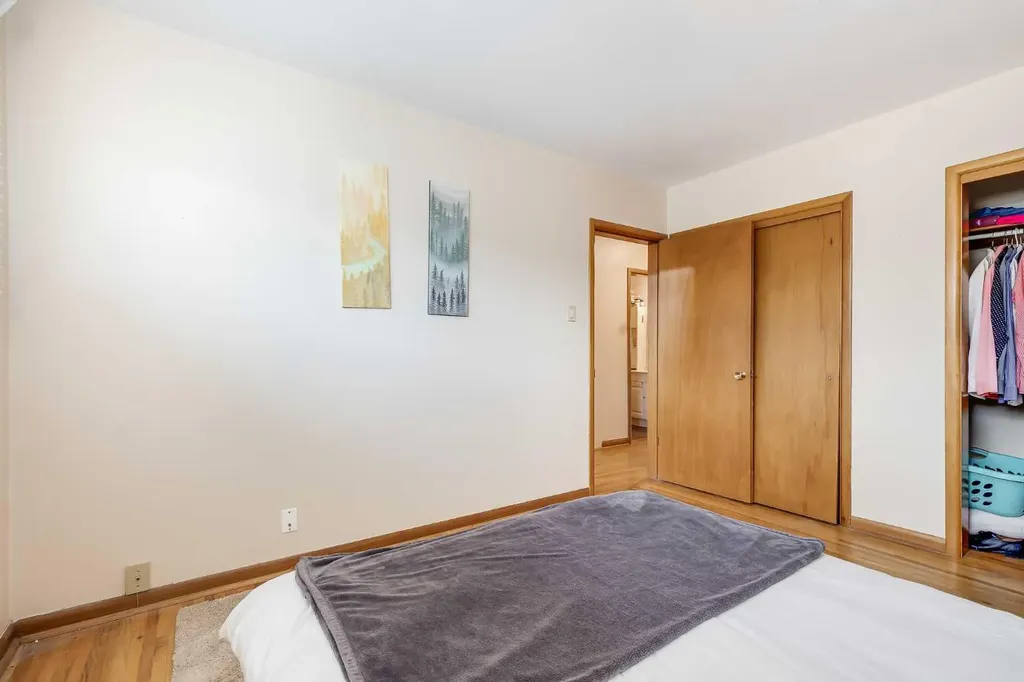 2217 33 Street SW Calgary AB T3E 2S9