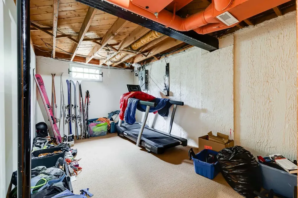 2217 33 Street SW Calgary AB T3E 2S9