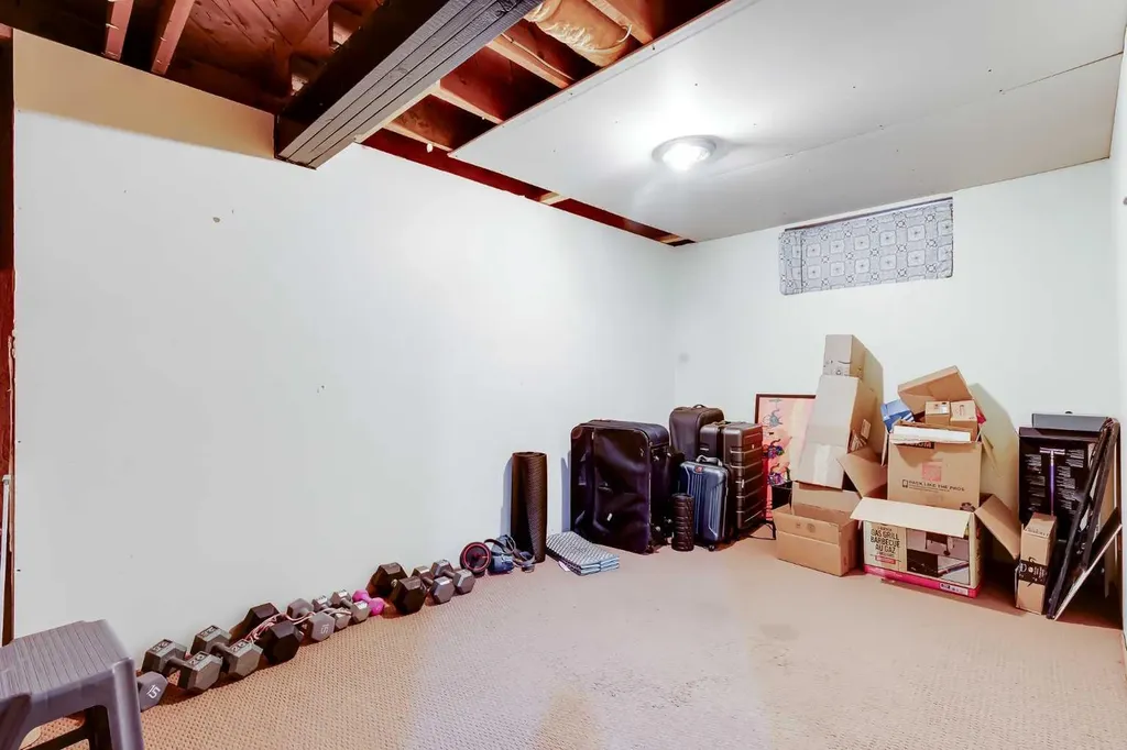 2217 33 Street SW Calgary AB T3E 2S9