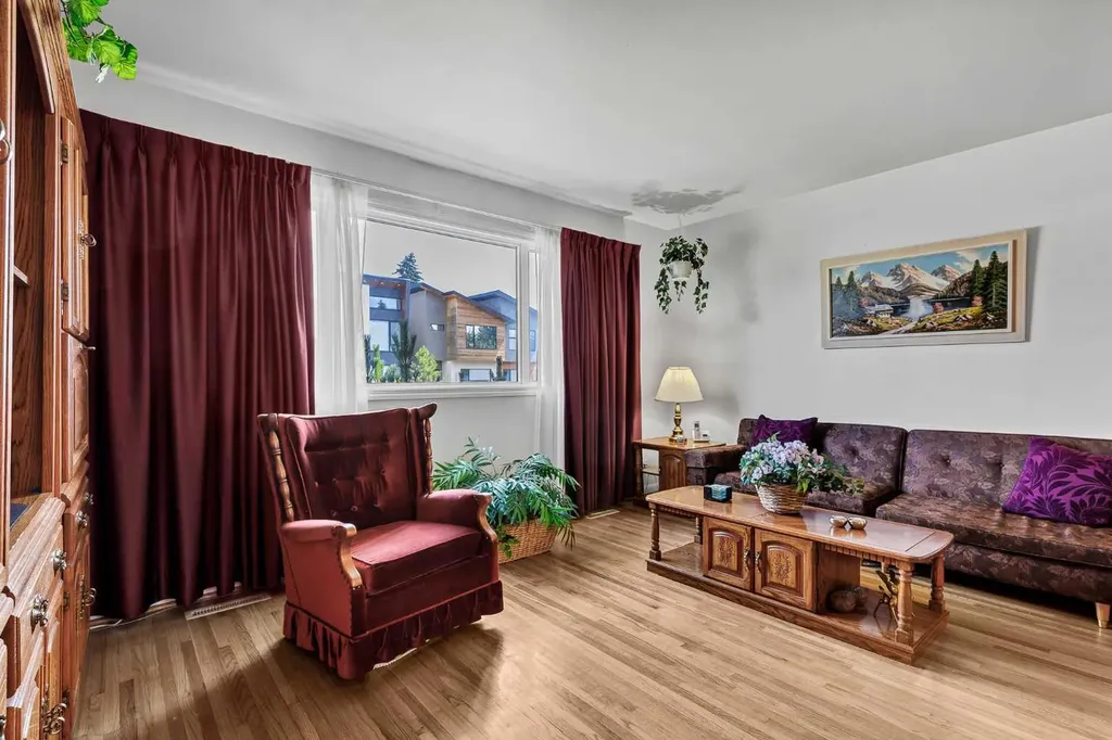 2217/2219 33 Street SW Calgary AB T3E 2S9