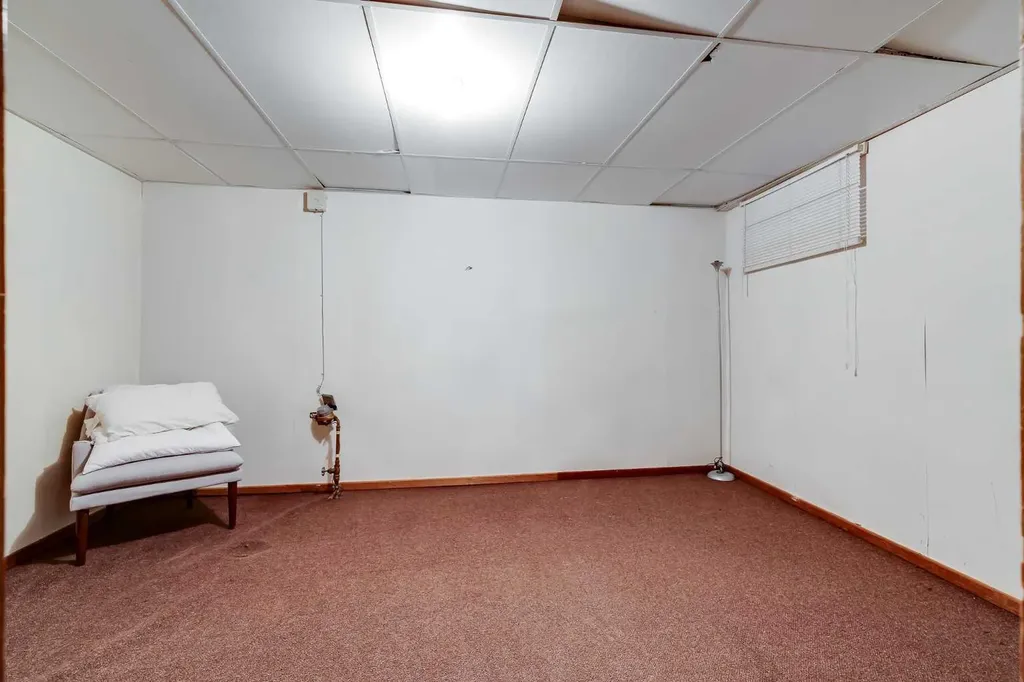 2217 33 Street SW Calgary AB T3E 2S9
