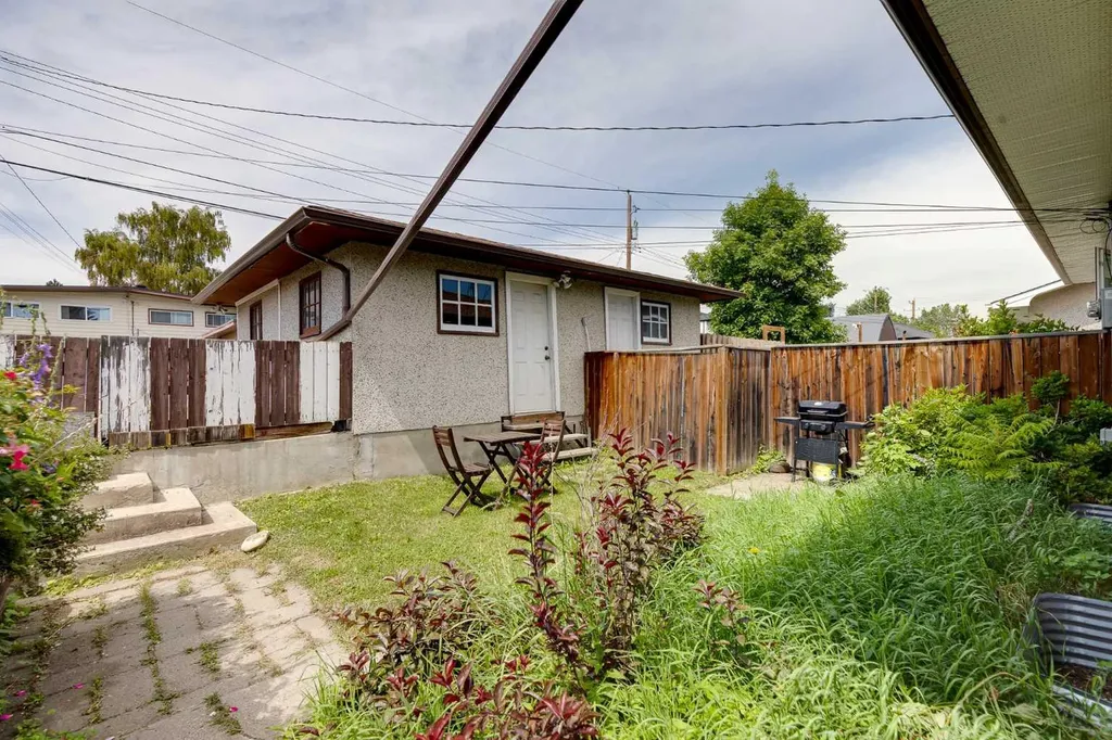 2217/2219 33 Street SW Calgary AB T3E 2S9