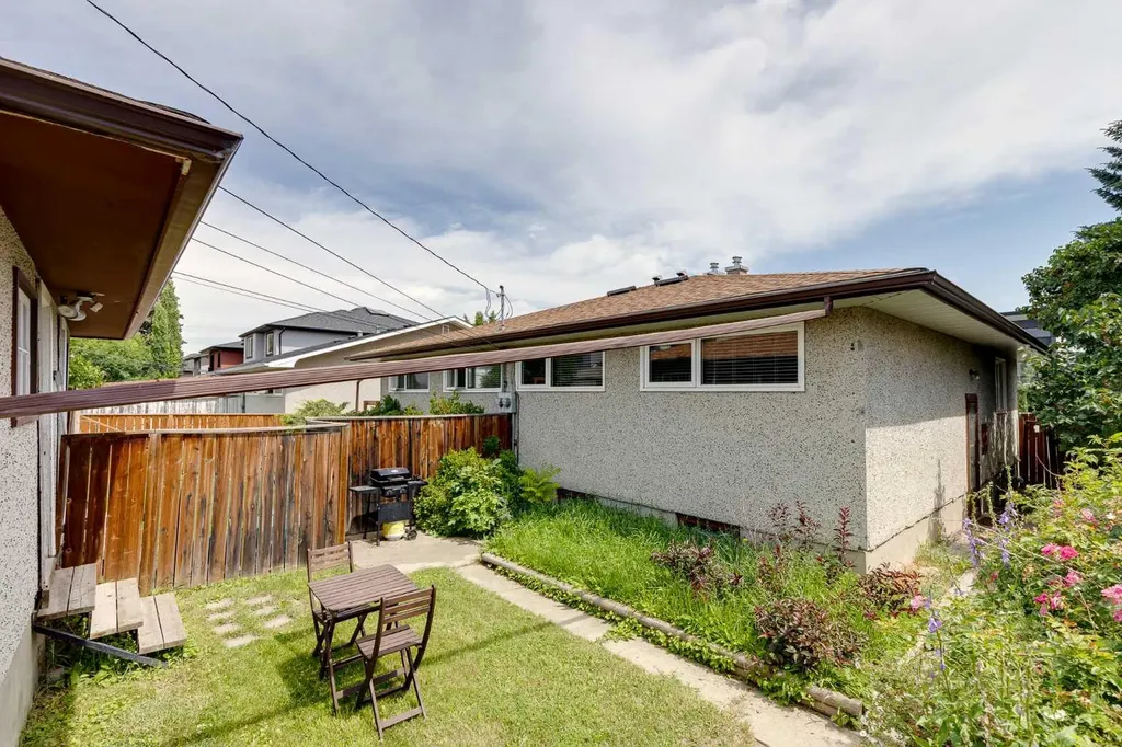 2217/2219 33 Street SW Calgary AB T3E 2S9