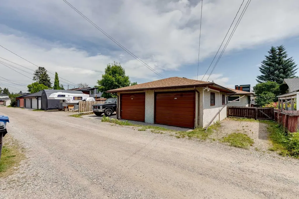 2217 33 Street SW Calgary AB T3E 2S9
