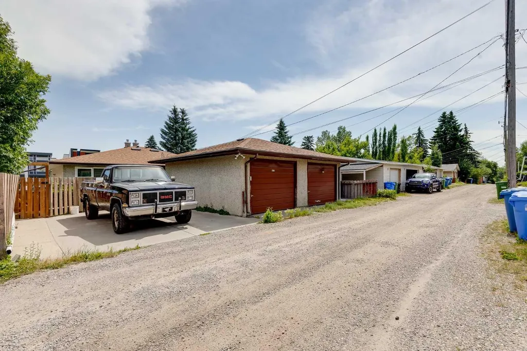 2217 33 Street SW Calgary AB T3E 2S9