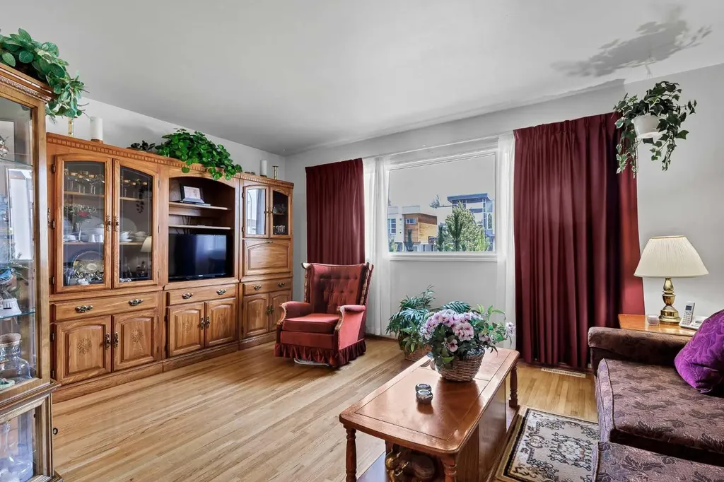 2217 33 Street SW Calgary AB T3E 2S9