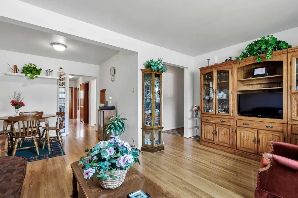 2217 33 Street SW Calgary AB T3E 2S9