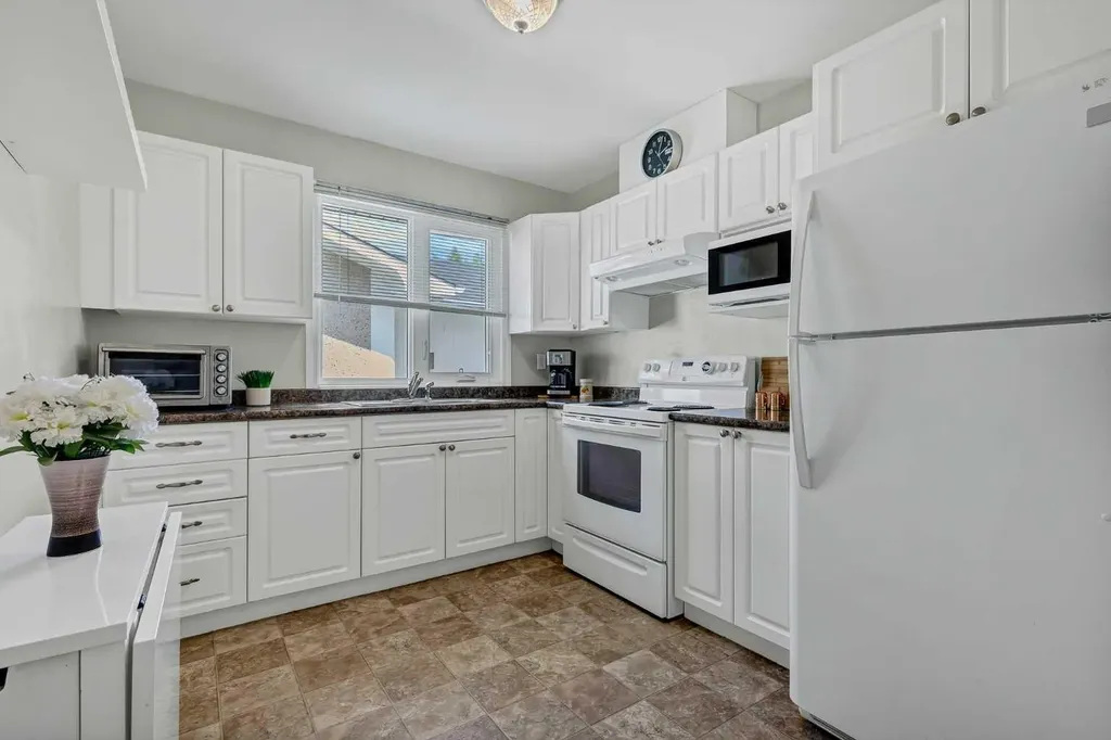 2217/2219 33 Street SW Calgary AB T3E 2S9