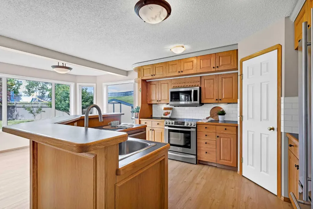 249 Scotia Point NW Calgary AB T3L 2B1