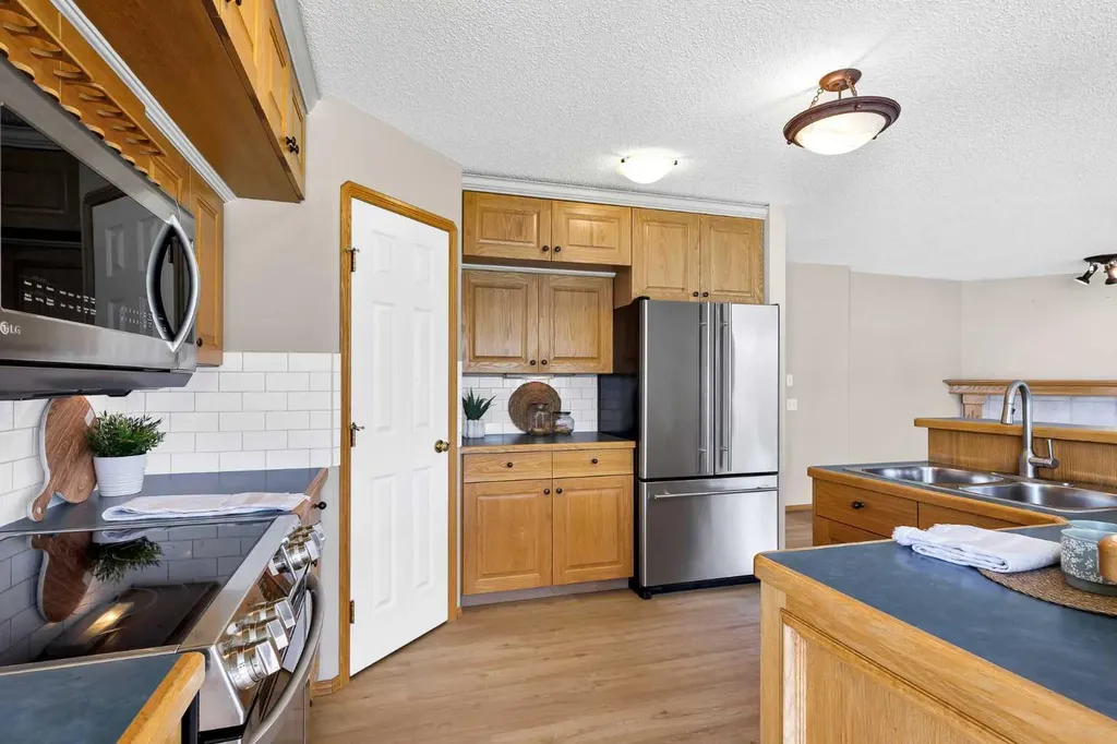 249 Scotia Point NW Calgary AB T3L 2B1