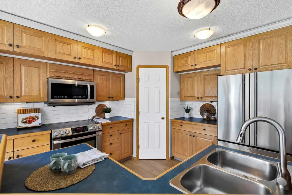 249 Scotia Point NW Calgary AB T3L 2B1