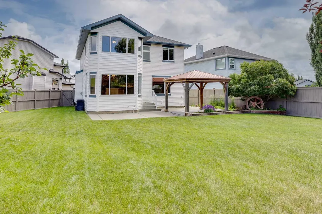 249 Scotia Point NW Calgary AB T3L 2B1