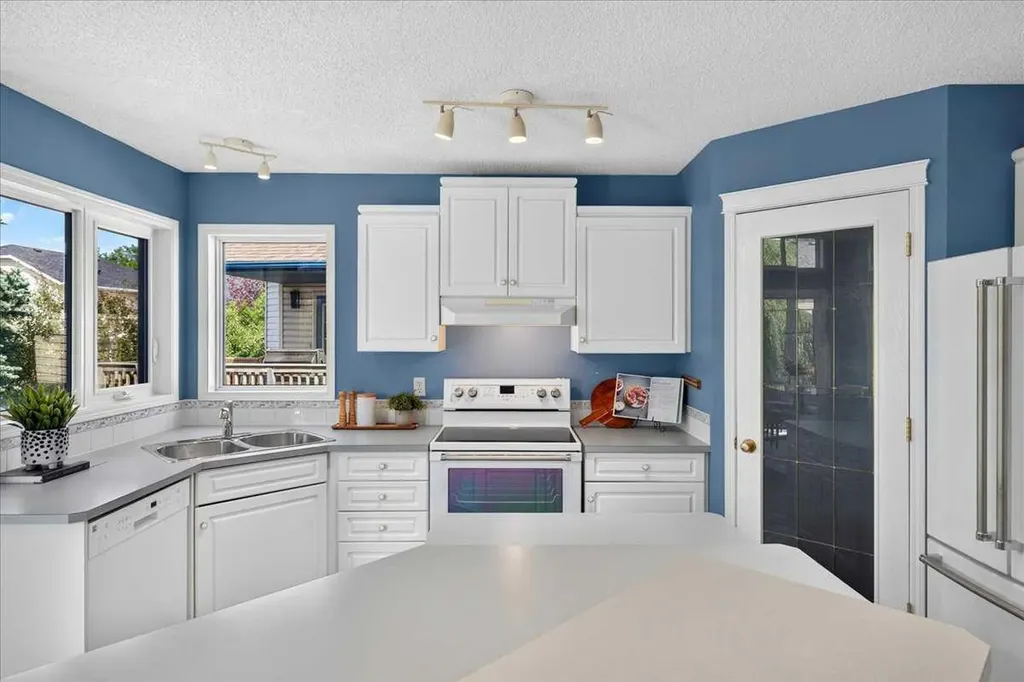 232 Douglas Glen Close SE Calgary AB T2Z 2V7