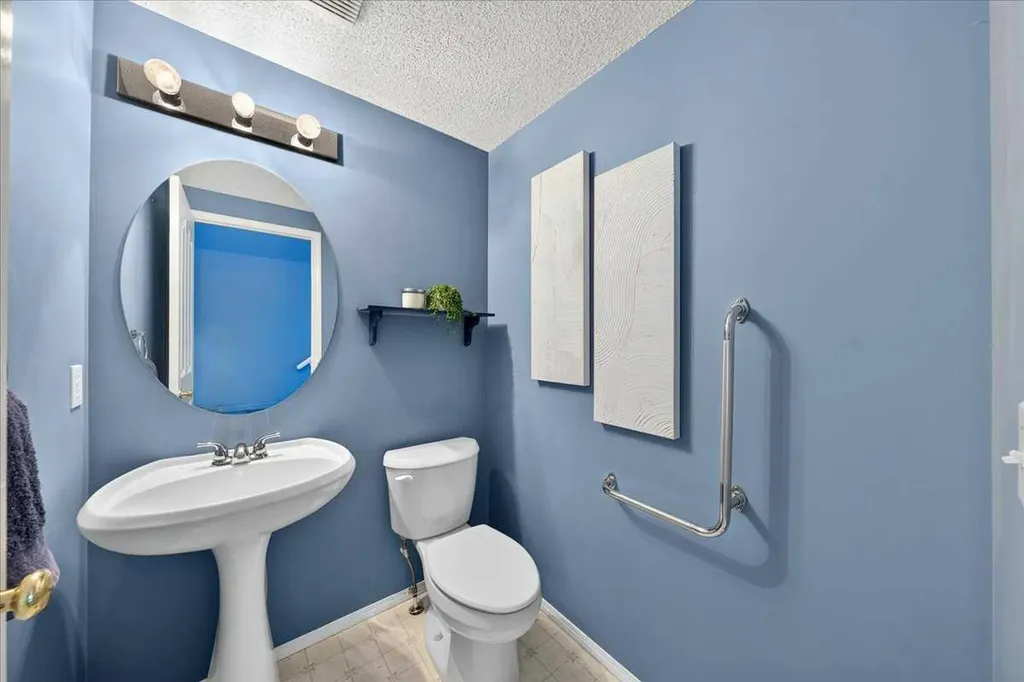232 Douglas Glen Close SE Calgary AB T2Z 2V7