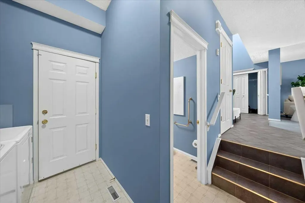 232 Douglas Glen Close SE Calgary AB T2Z 2V7