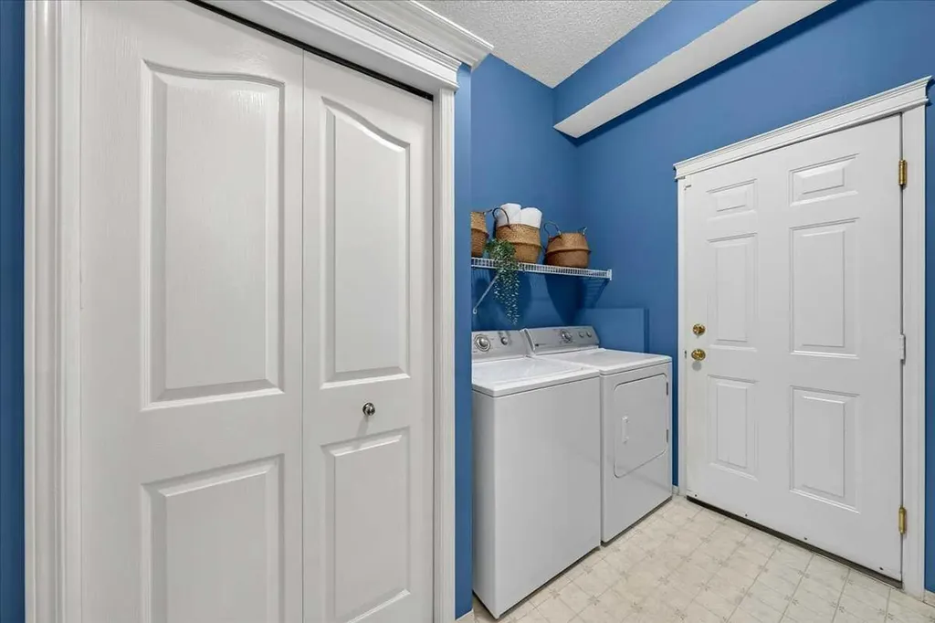 232 Douglas Glen Close SE Calgary AB T2Z 2V7