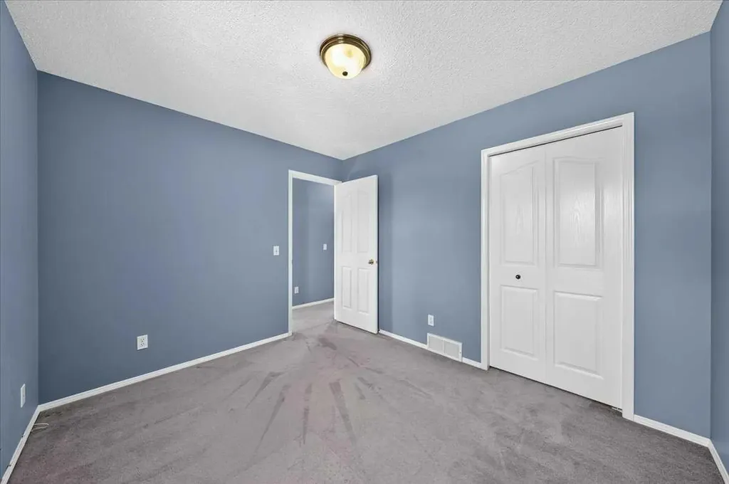 232 Douglas Glen Close SE Calgary AB T2Z 2V7