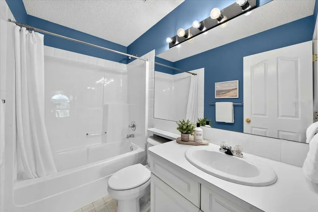 232 Douglas Glen Close SE Calgary AB T2Z 2V7