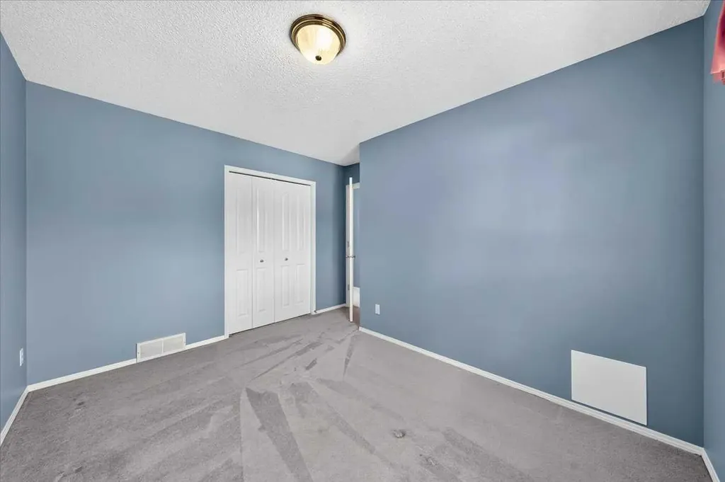 232 Douglas Glen Close SE Calgary AB T2Z 2V7