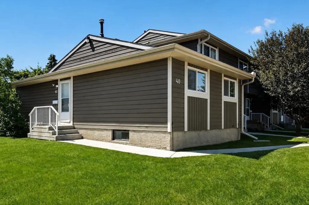 14736 Deerfield Drive SE Calgary AB T2J 5Y1