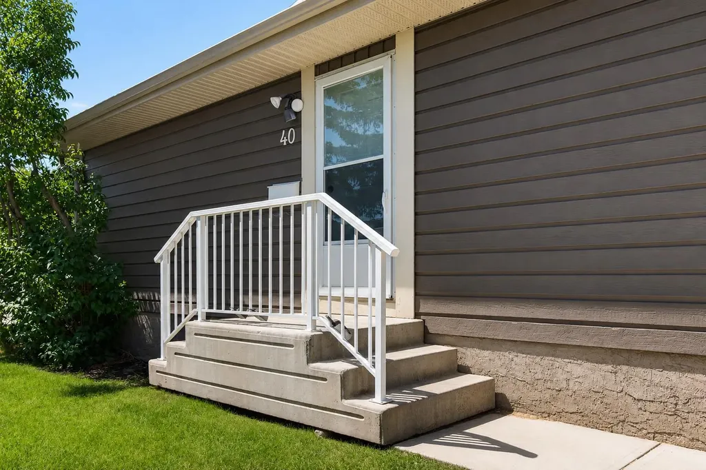 14736 Deerfield Drive SE Calgary AB T2J 5Y1