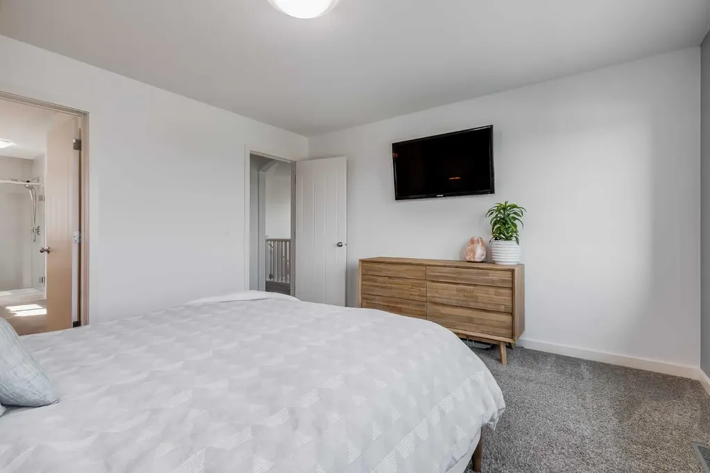 126 Reunion Landing NW Airdrie AB T4B 3W4