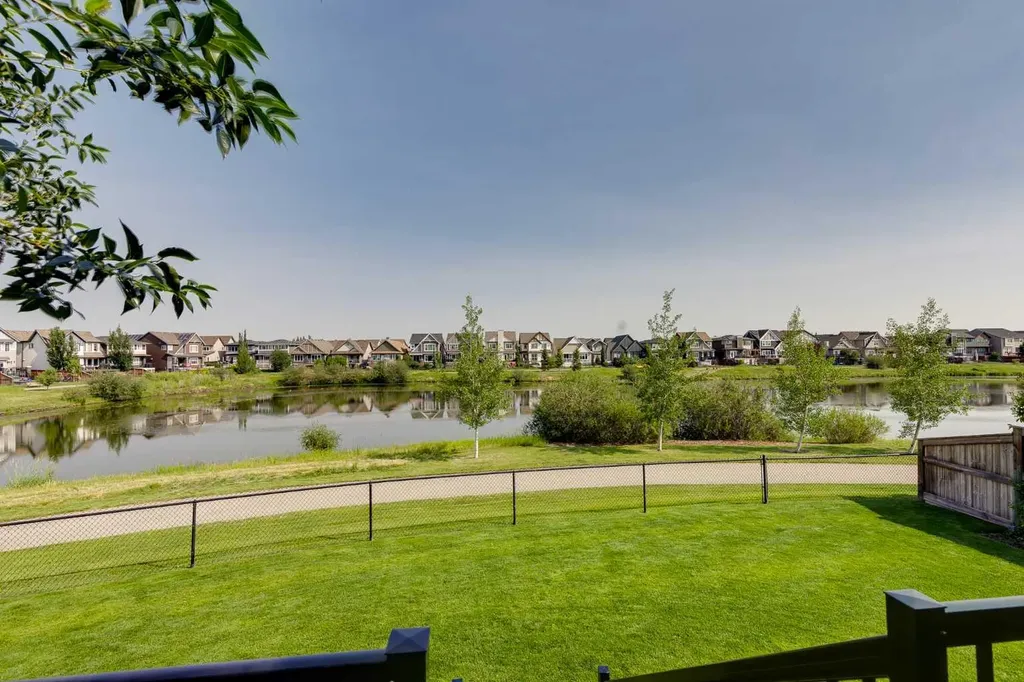 126 Reunion Landing NW Airdrie AB T4B 3W4
