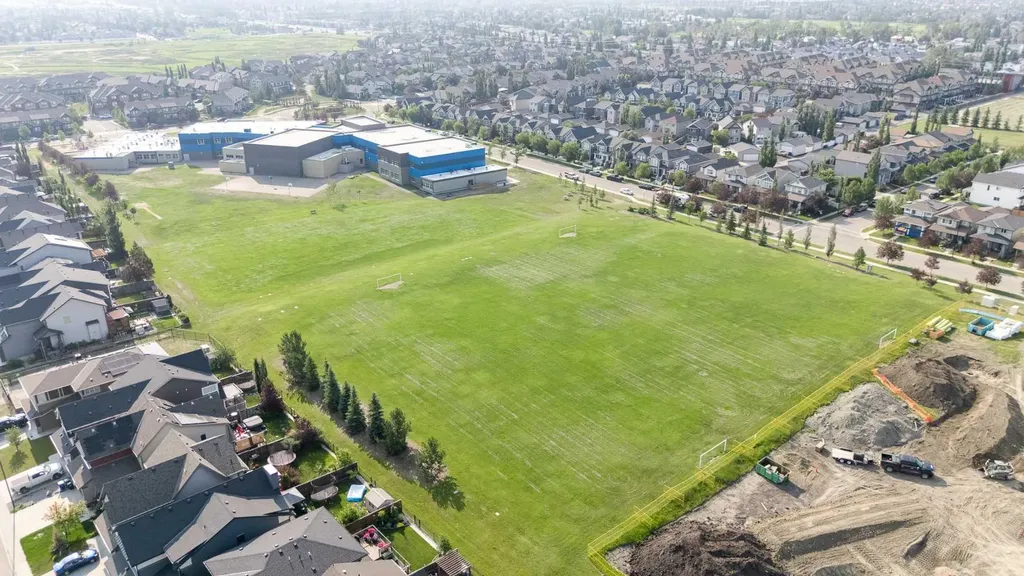 126 Reunion Landing NW Airdrie AB T4B 3W4